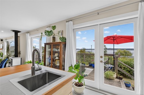 5674 Market St, Union Bay, BC 