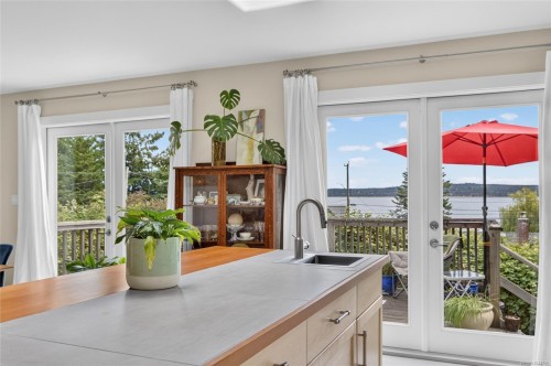 5674 Market St, Union Bay, BC 