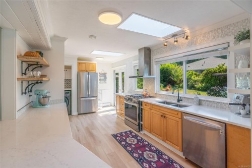 560 Eaglecrest Dr, Qualicum Beach, BC 
