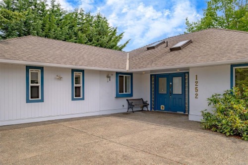 1252 Bunker Pl, French Creek, BC 