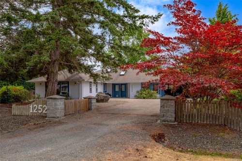 1252 Bunker Pl, French Creek, BC 