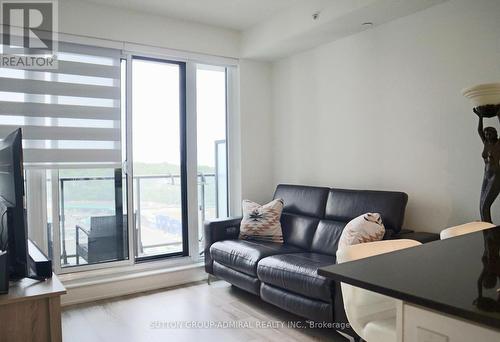 1008 - 9618 Yonge Street, Richmond Hill, ON - Indoor Photo Showing Living Room