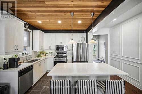 693 Savoline Boulevard, Milton, ON - Indoor Photo Showing Kitchen With Stainless Steel Kitchen With Double Sink With Upgraded Kitchen