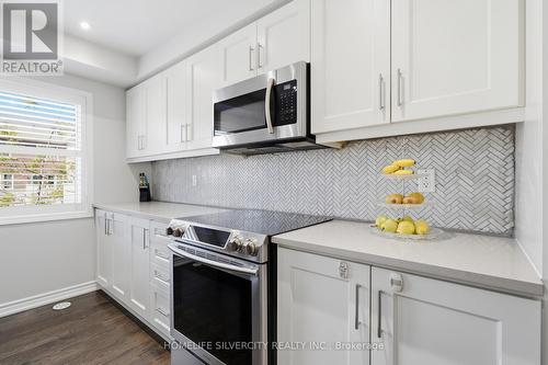 3085 Mistletoe Gardens, Oakville, ON - Indoor Photo Showing Kitchen