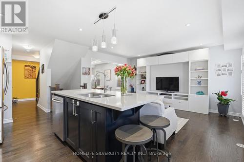 3085 Mistletoe Gardens, Oakville, ON - Indoor Photo Showing Kitchen With Double Sink With Upgraded Kitchen