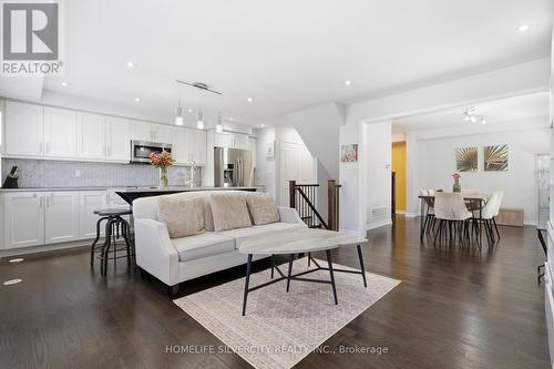 3085 Mistletoe Gardens, Oakville, ON - Indoor Photo Showing Living Room