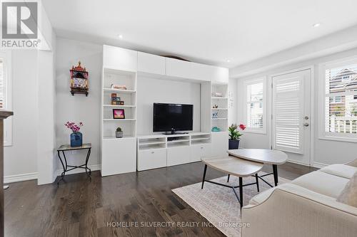 3085 Mistletoe Gardens, Oakville, ON - Indoor Photo Showing Living Room