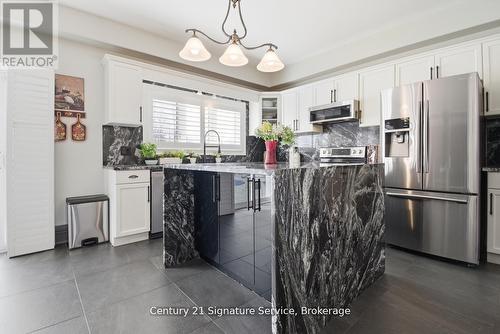 654 Brian Street, Fort Erie, ON - Indoor Photo Showing Kitchen With Upgraded Kitchen