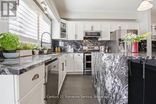 654 Brian Street, Fort Erie, ON - Indoor Photo Showing Kitchen With Upgraded Kitchen