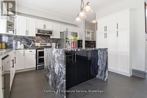 654 Brian Street, Fort Erie, ON - Indoor Photo Showing Kitchen With Upgraded Kitchen