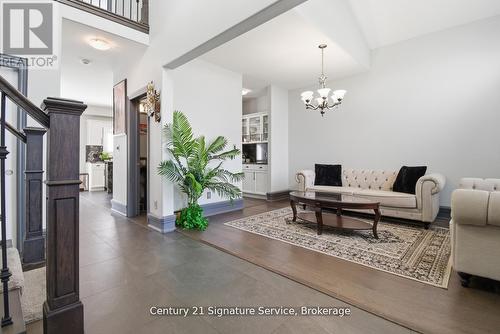 654 Brian Street, Fort Erie, ON - Indoor Photo Showing Living Room