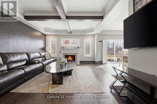 654 Brian Street, Fort Erie, ON - Indoor Photo Showing Living Room With Fireplace