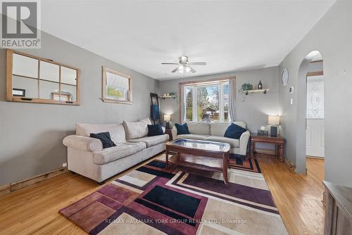 27 St Paul Street, Kawartha Lakes, ON - Indoor Photo Showing Living Room