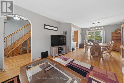 27 St Paul Street, Kawartha Lakes, ON - Indoor Photo Showing Living Room