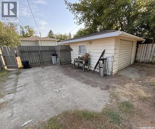 938 Iroquois Street W, Moose Jaw, SK - Outdoor