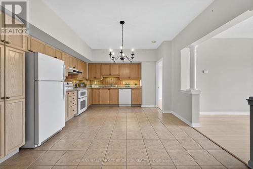 509 - 2500 Rutherford Road, Vaughan, ON - Indoor Photo Showing Kitchen
