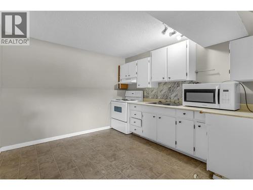 240 Petch Road, Kelowna, BC - Indoor Photo Showing Kitchen