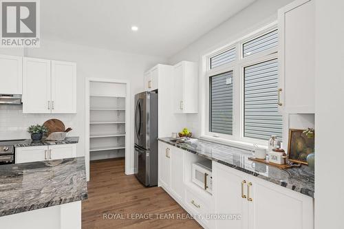 53 Mac Beattie Drive, Arnprior, ON - Indoor Photo Showing Kitchen With Upgraded Kitchen