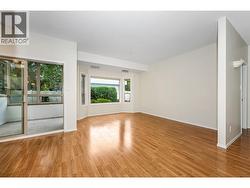 Living Room with bay window - 