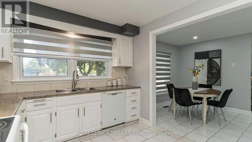 171 Dawn Drive, London East (East H), ON - Indoor Photo Showing Kitchen With Double Sink