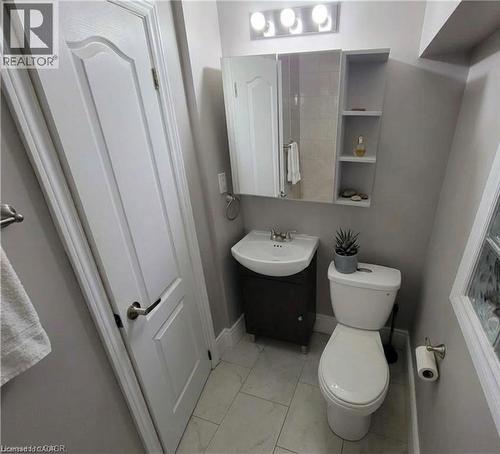27 Belmont Avenue, Hamilton, ON - Indoor Photo Showing Bathroom