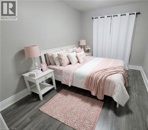 27 Belmont Avenue, Hamilton, ON - Indoor Photo Showing Bedroom
