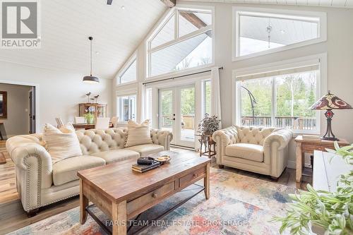 116 Mamie Avenue, Wasaga Beach, ON - Indoor Photo Showing Living Room