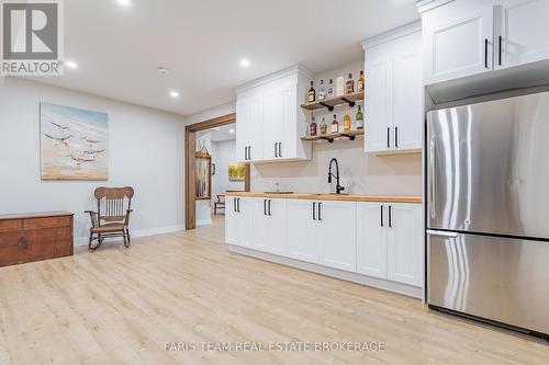116 Mamie Avenue, Wasaga Beach, ON - Indoor Photo Showing Kitchen