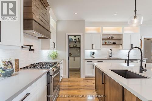 116 Mamie Avenue, Wasaga Beach, ON - Indoor Photo Showing Kitchen With Upgraded Kitchen