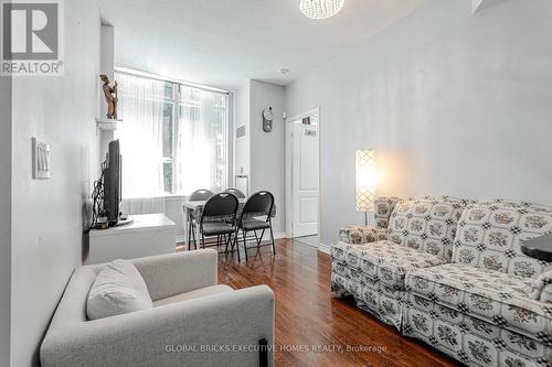 33 Elm Drive W, Mississauga, ON - Indoor Photo Showing Living Room
