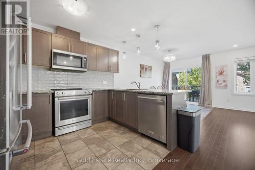 85 - 135 Hardcastle Drive, Cambridge, ON - Indoor Photo Showing Kitchen With Upgraded Kitchen
