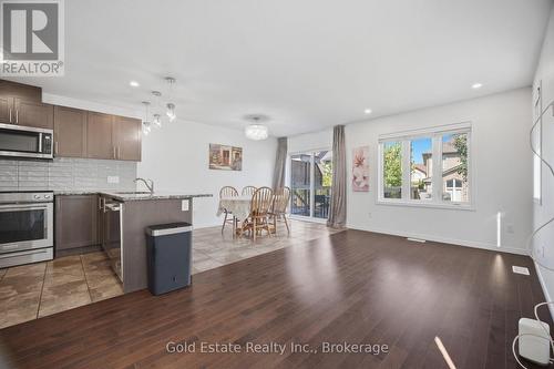 85 - 135 Hardcastle Drive, Cambridge, ON - Indoor Photo Showing Kitchen With Upgraded Kitchen