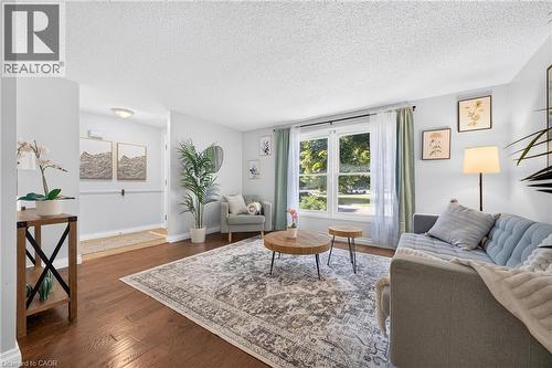 6 Bardadyn Court, St. Catharines, ON - Indoor Photo Showing Living Room