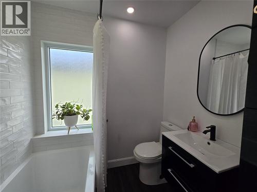 141 Richard Street, Sarnia, ON - Indoor Photo Showing Bathroom