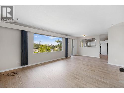 3805 22 Avenue, Vernon, BC - Indoor Photo Showing Living Room