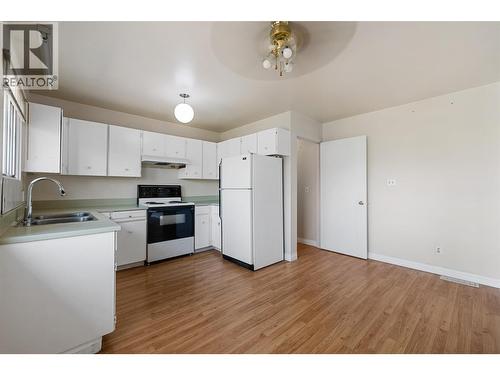 3805 22 Avenue, Vernon, BC - Indoor Photo Showing Kitchen With Double Sink