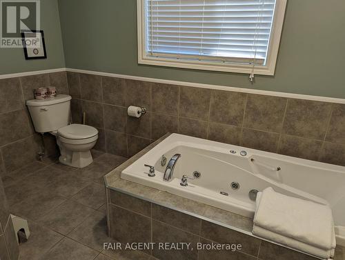 Chalet Ensuite - 743022 & 743024 Dawson Point Road, Timiskaming (Tim - Outside - Rural), ON - Indoor Photo Showing Bathroom