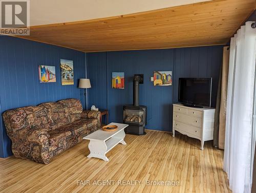 Cottage 5 - 743022 & 743024 Dawson Point Road, Timiskaming (Tim - Outside - Rural), ON - Indoor Photo Showing Living Room