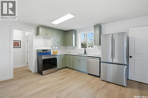 100 32Nd Street W, Saskatoon, SK - Indoor Photo Showing Kitchen