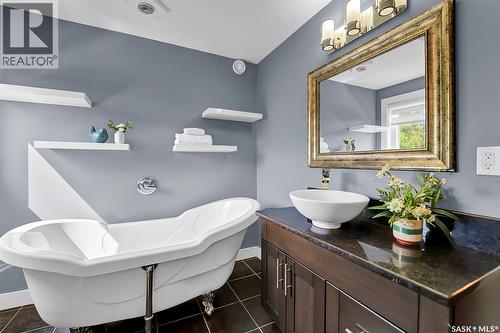 2218 St Andrews Avenue, Saskatoon, SK - Indoor Photo Showing Bathroom