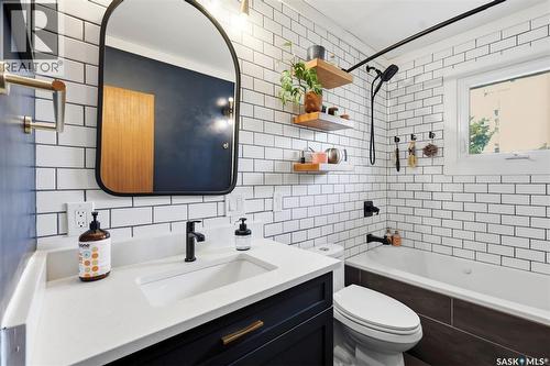 2002 Park Avenue, Saskatoon, SK - Indoor Photo Showing Bathroom