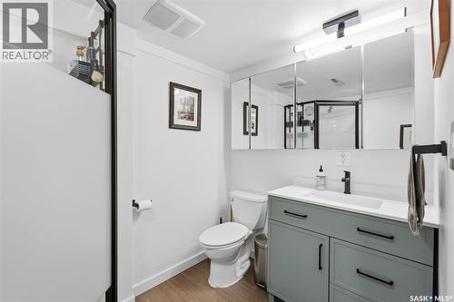 2002 Park Avenue, Saskatoon, SK - Indoor Photo Showing Bathroom