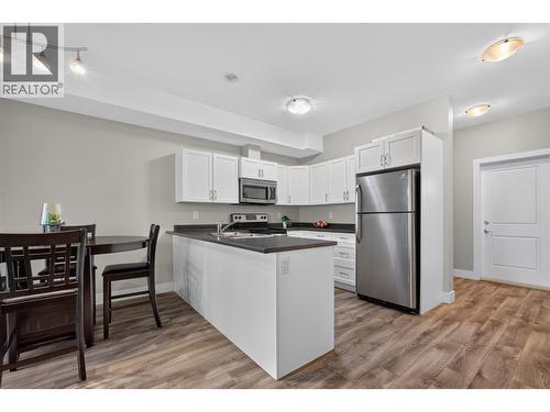 335 Gerstmar Road Unit# 3, Kelowna, BC - Indoor Photo Showing Kitchen