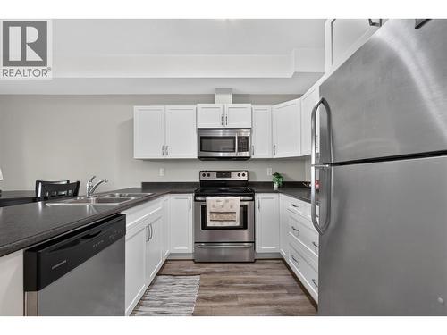 335 Gerstmar Road Unit# 3, Kelowna, BC - Indoor Photo Showing Kitchen With Double Sink