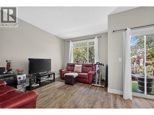 335 Gerstmar Road Unit# 3, Kelowna, BC - Indoor Photo Showing Living Room