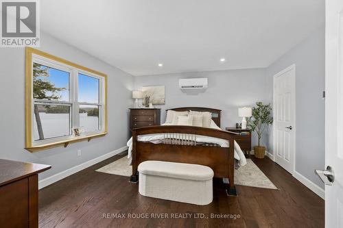 1087 Lagoon Road, Highlands East (Cardiff Ward), ON - Indoor Photo Showing Bedroom