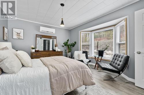 1087 Lagoon Road, Highlands East (Cardiff Ward), ON - Indoor Photo Showing Bedroom