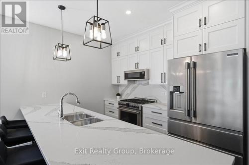 32 Wims Way, Belleville (Thurlow Ward), ON - Indoor Photo Showing Kitchen With Double Sink With Upgraded Kitchen