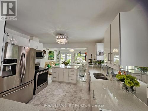7 Vera Street, St. Catharines (Western Hill), ON - Indoor Photo Showing Kitchen With Double Sink With Upgraded Kitchen