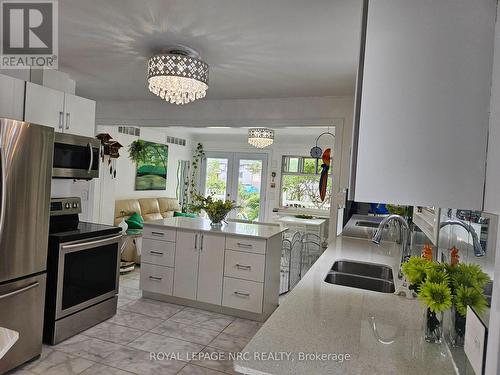 7 Vera Street, St. Catharines (Western Hill), ON - Indoor Photo Showing Kitchen With Double Sink With Upgraded Kitchen